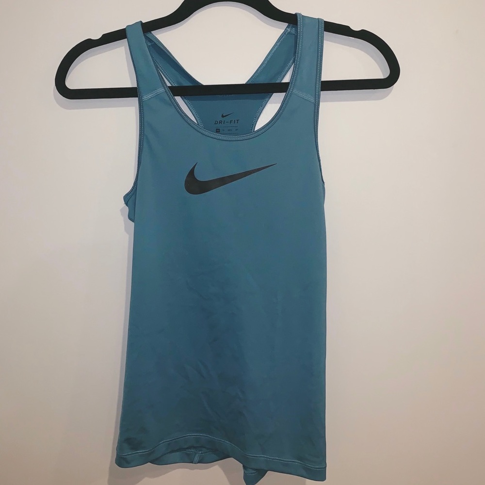 Nike workout thank top